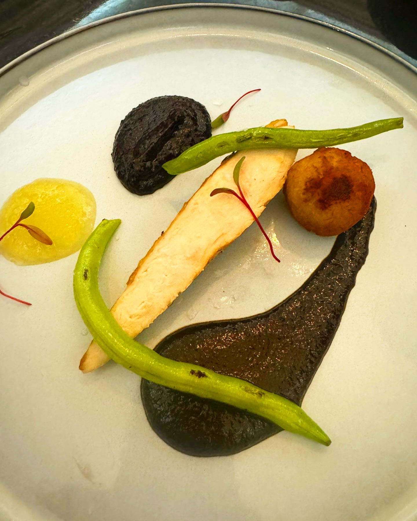 Degustación de moles con pechuga, ejotes y purés en plato artesanal