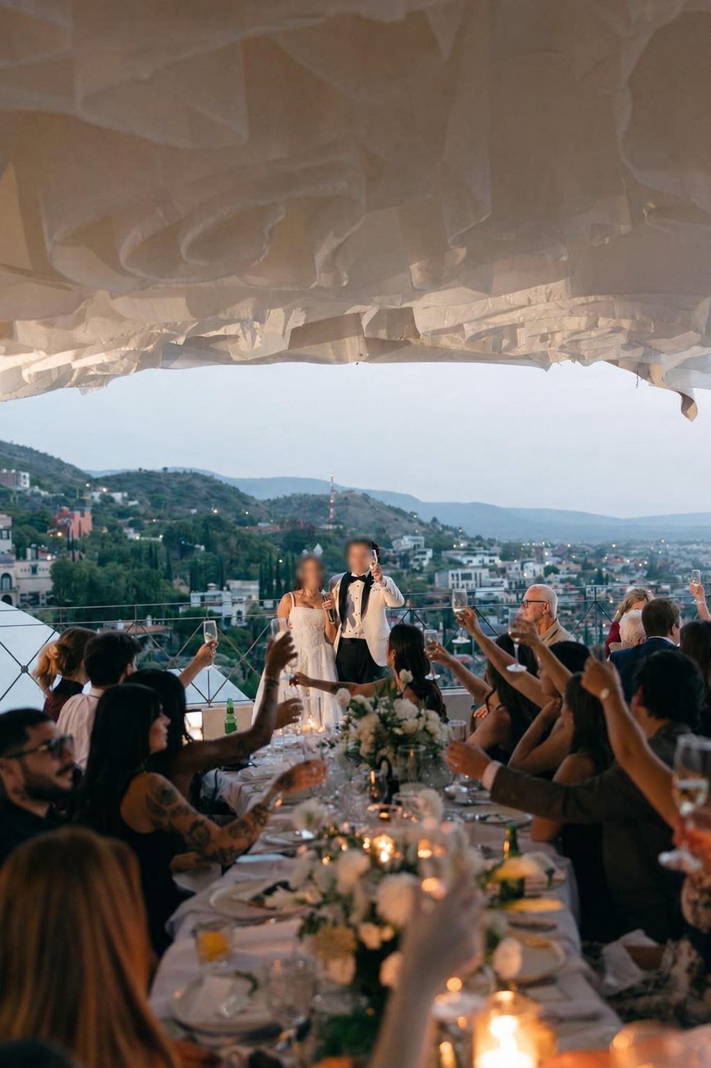 Brindis de boda en una terraza con vista a San Miguel de Allende
