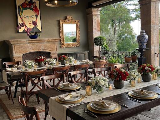 Terraza con mesas largas montadas para una cena privada en San Miguel de Allende