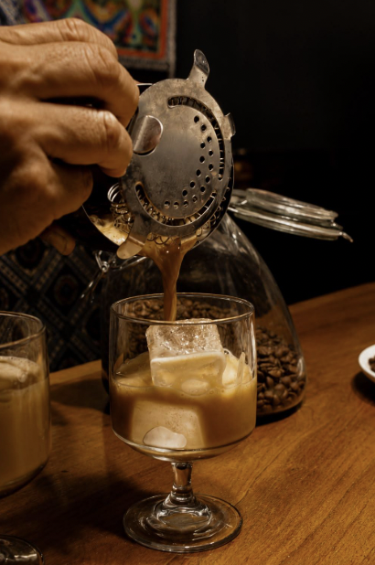 Coctel de autor colado sobre hielo en una copa de cristal