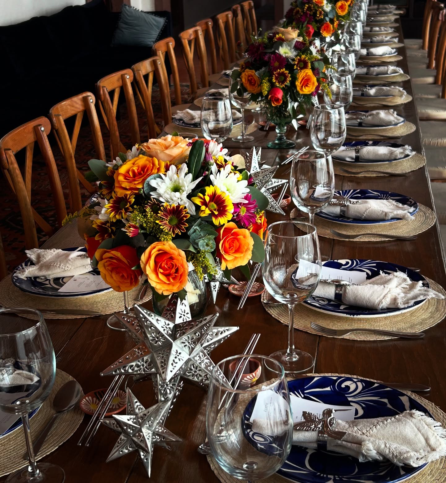 Mesa de celebración con mantelería de talavera y arreglos florales